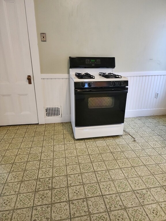 148 Maple St unit 2, Lynn, MA 01904 - photo 5