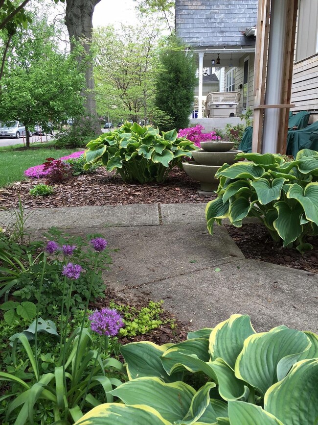 810 S Cassingham Rd, Columbus, OH 43209 - photo 3