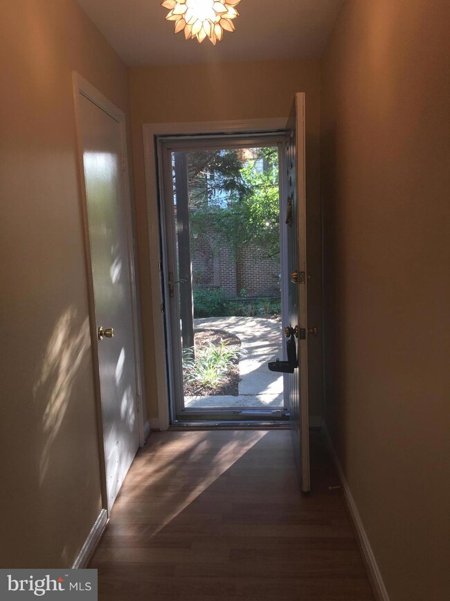 10080 Oakton Terrace Rd, Oakton, VA 22124 - photo 4