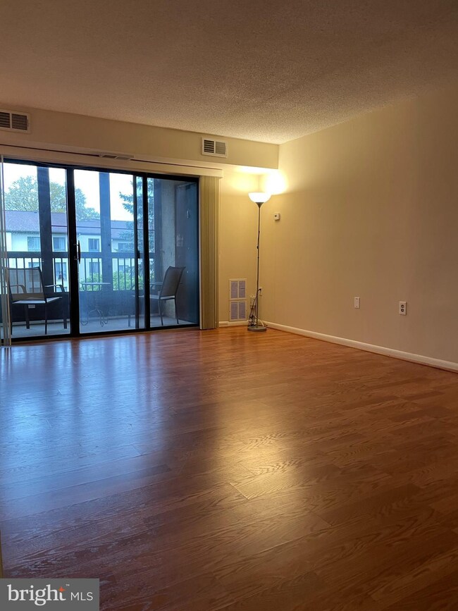 607 Center St unit 103, Herndon, VA 20170 - photo 2