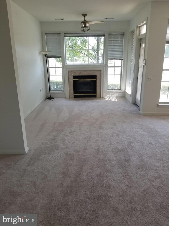 8211 Crossbrook Ct unit 101, Lorton, VA 22079 - photo 2