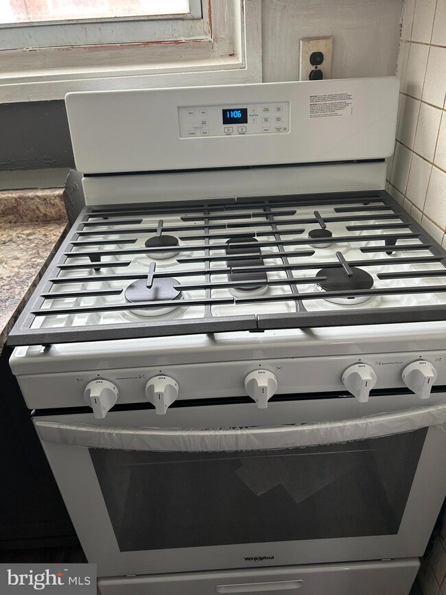 7029 Clover Ln, Upper Darby, PA 19082 - photo 5