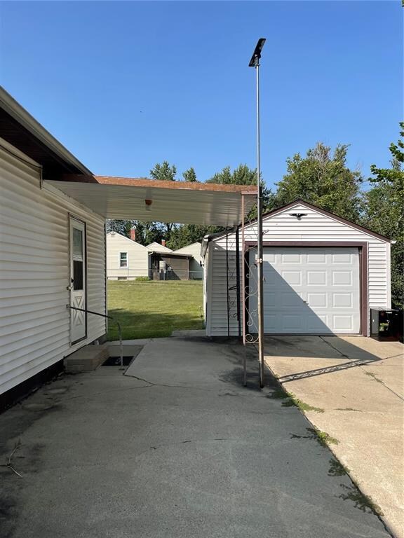 116 N 13th Ave W, Newton, IA 50208 - photo 2