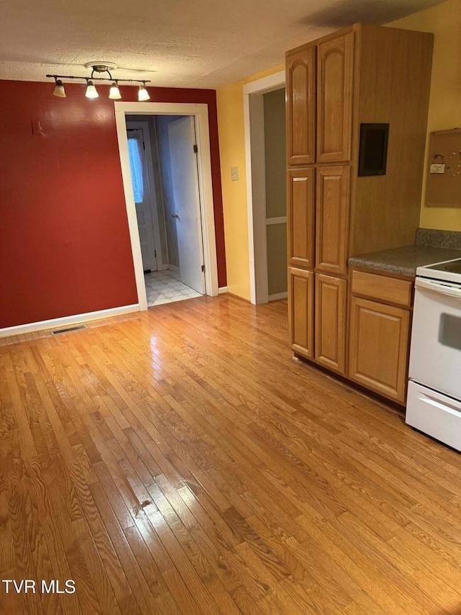 1324 Hillside Dr, Elizabethton, TN 37643 - photo 4