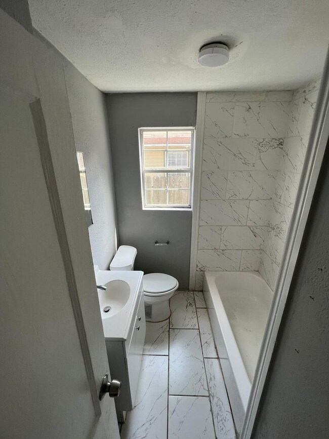 3210 Winbern St unit B, Houston, TX 77004 - photo 6