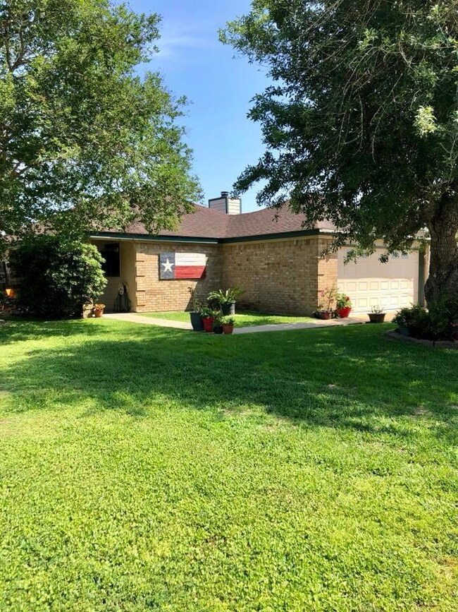 2421 Hedgerose Ln, Bay City, TX 77414 - photo 2