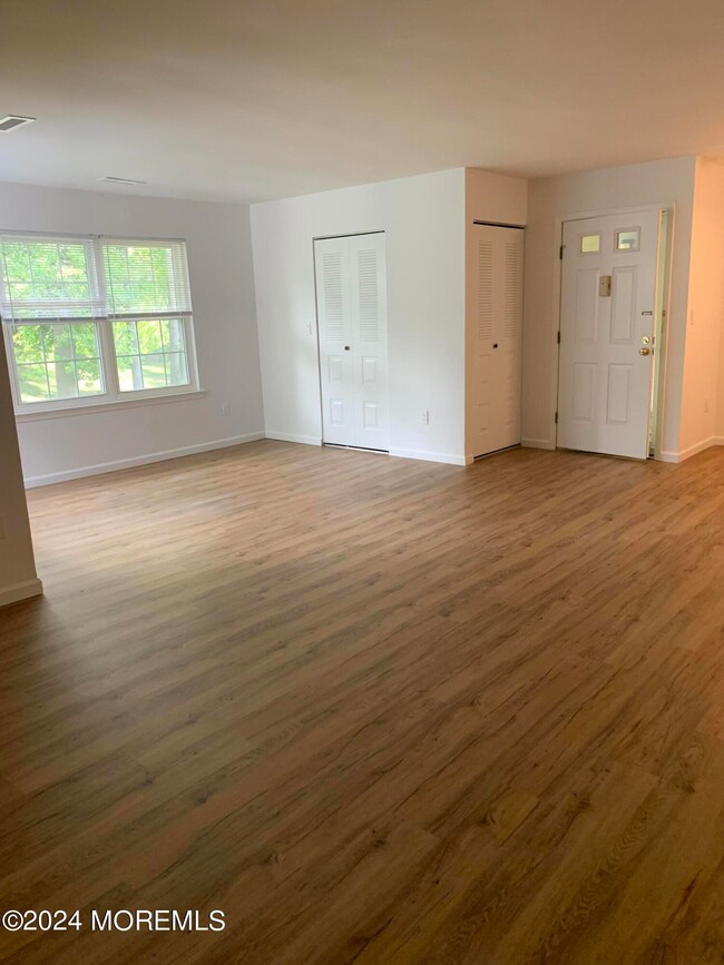 31 Snowburry Ct unit 296, Red Bank, NJ 07701 - photo 2