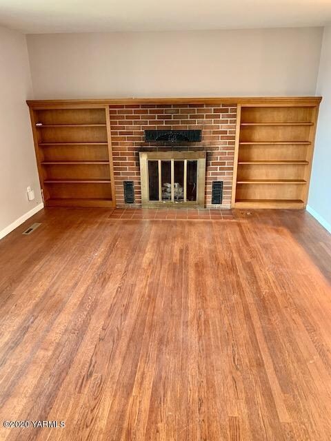 510 Viewcrest living room 2