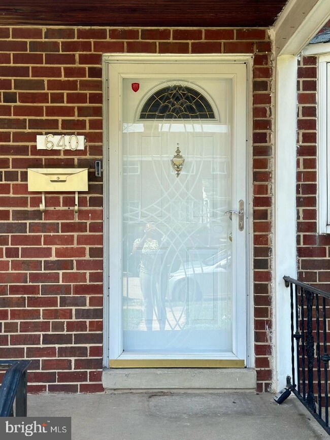 640 Queensgate Rd, Baltimore, MD 21229 - photo 2