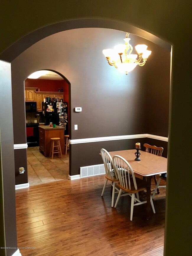 dining room to kitchen