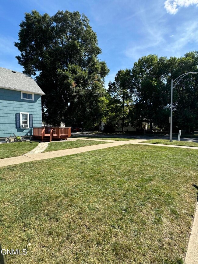 210 4th St NW, Mandan, ND 58554 - photo 4