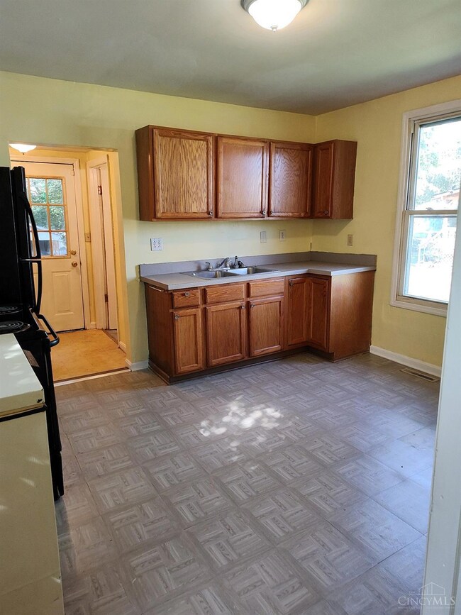 215 W 69th St, Cincinnati, OH 45216 - photo 6