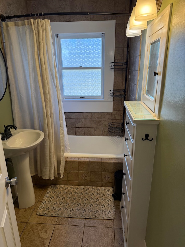 1402 Woodcroft Ave, Flint, MI 48503 - photo 5