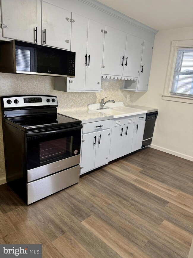 233 E Maple St, Palmyra, PA 17078 - photo 6