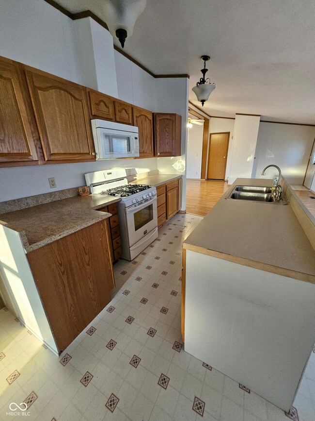 3336 Fall Valley Dr, Columbus, IN 47203 - photo 4