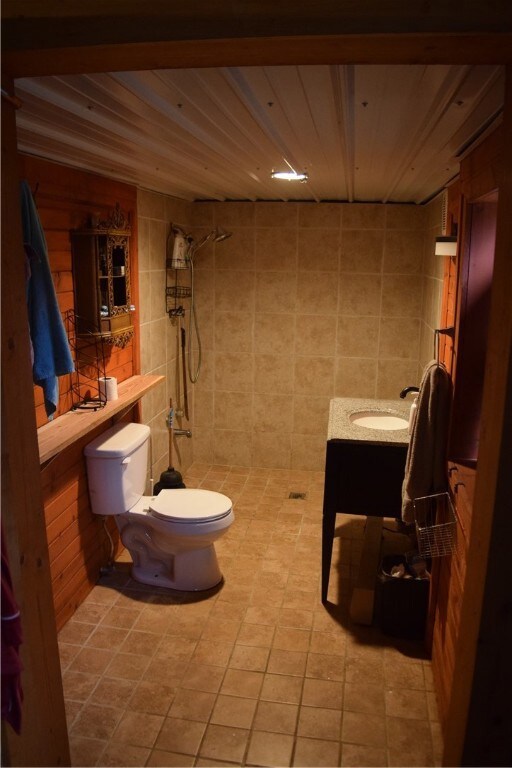 Main bathroom. Spacious and walk in shower