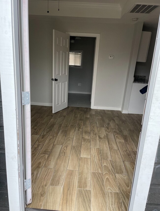 69 Neyland St, Houston, TX 77022 - photo 3