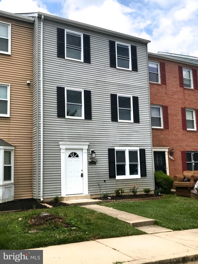 2108 N Anvil Ln, Temple Hills, MD 20748 - photo 2