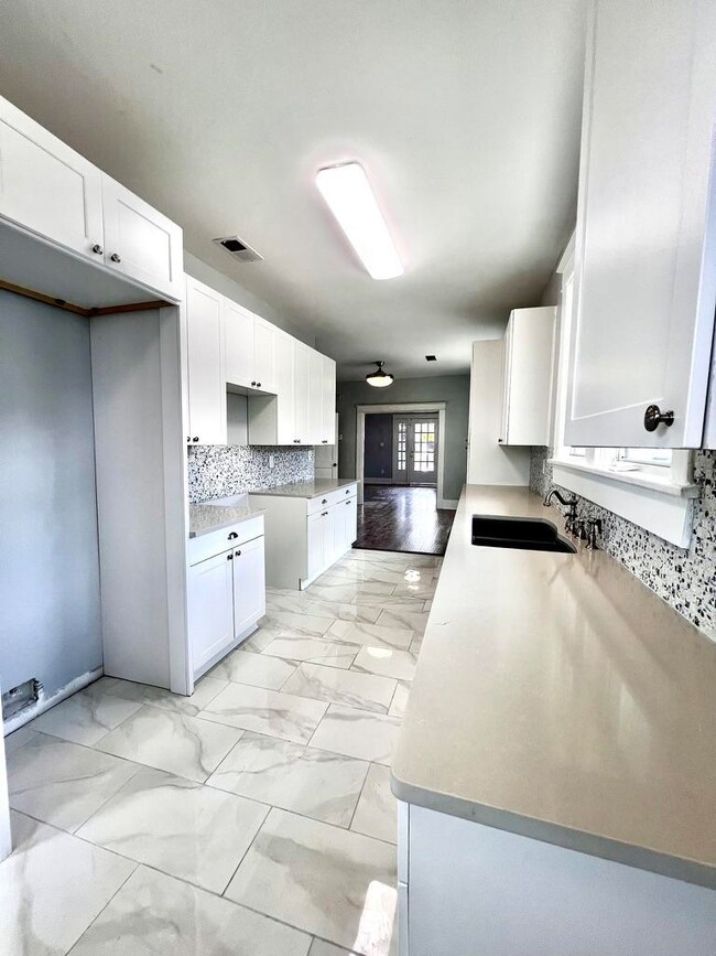 1052 Faxon Ave, Memphis, TN 38105 - photo 2