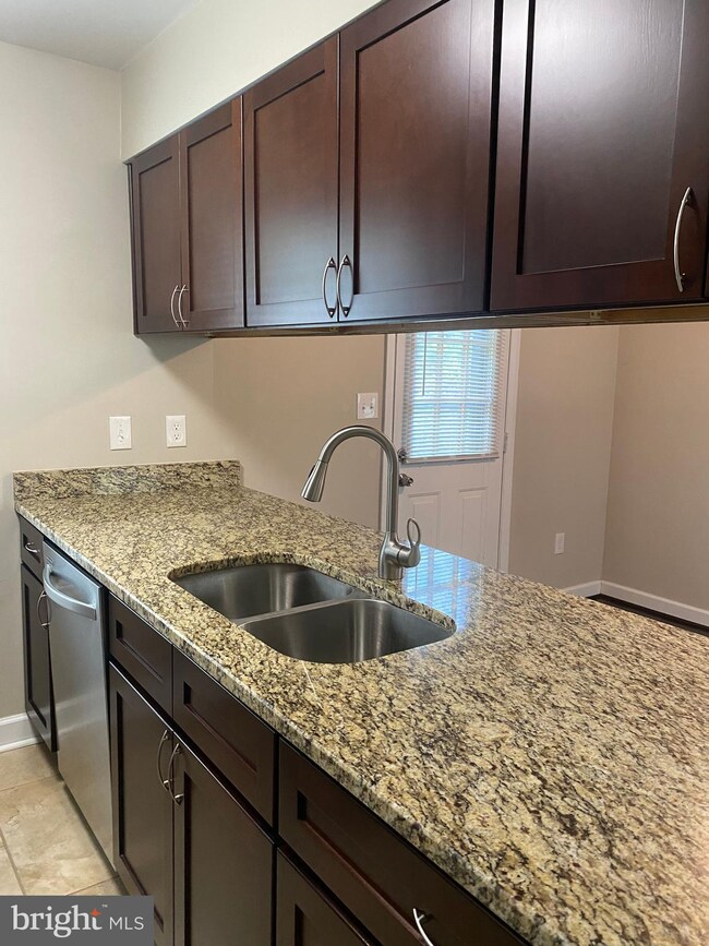 9705 Pleasant Gate Ln, Potomac, MD 20854 - photo 6