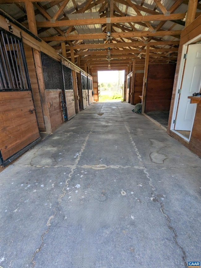 Center isle barn