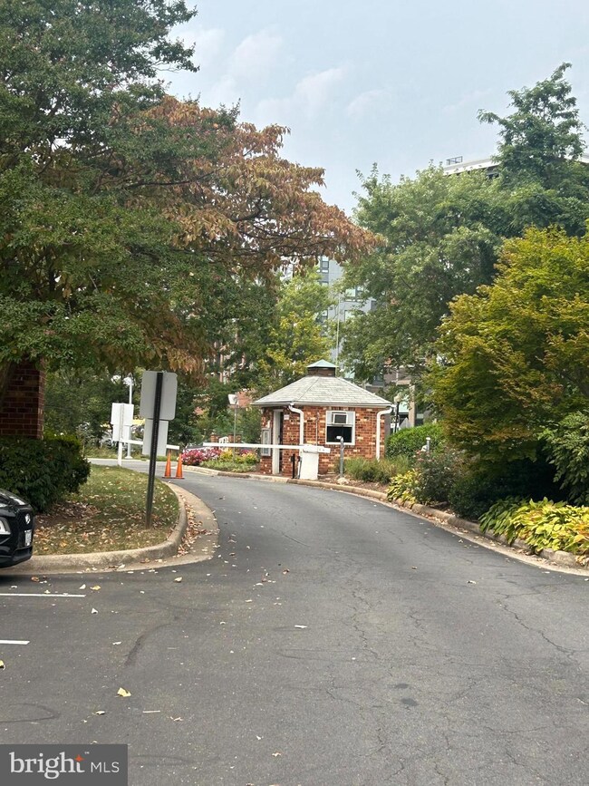 7721 Tremayne Place unit 304, McLean, VA 22102 - photo 4