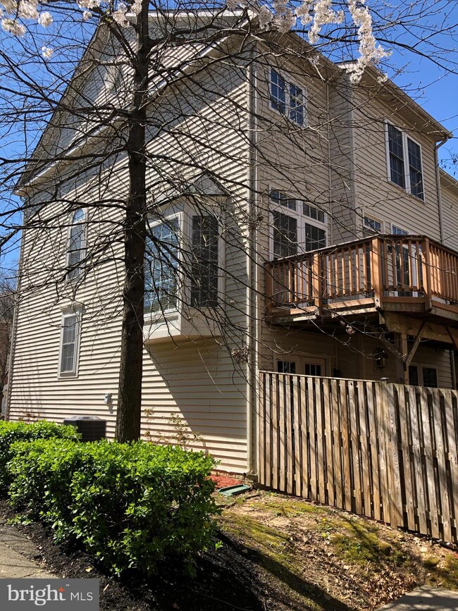 9141 Silvershadow Ct, Lorton, VA 22079 - photo 4