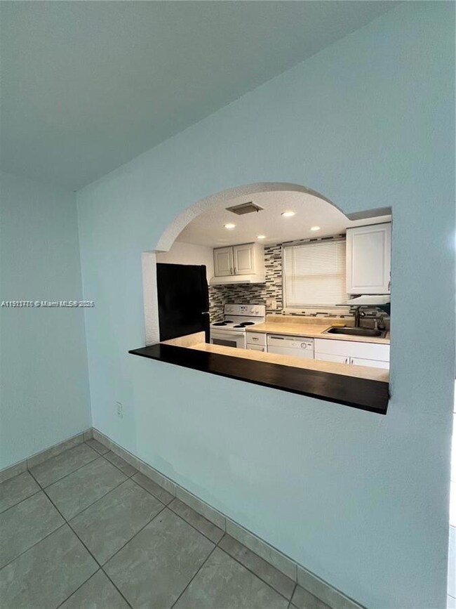 7125 Bay Dr unit 205, Miami Beach, FL 33141 - photo 6