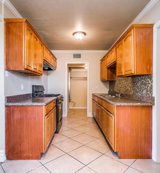 1609 Globe Cir, El Paso, TX 79915 - photo 6