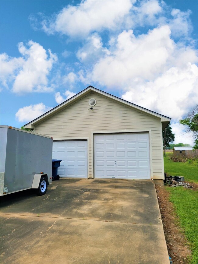 2020 Nancy Ave, Bay City, TX 77414 - photo 3