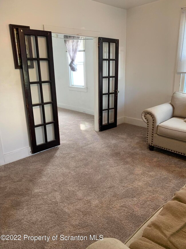 1039 N Irving Ave, Scranton, PA 18510 - photo 3