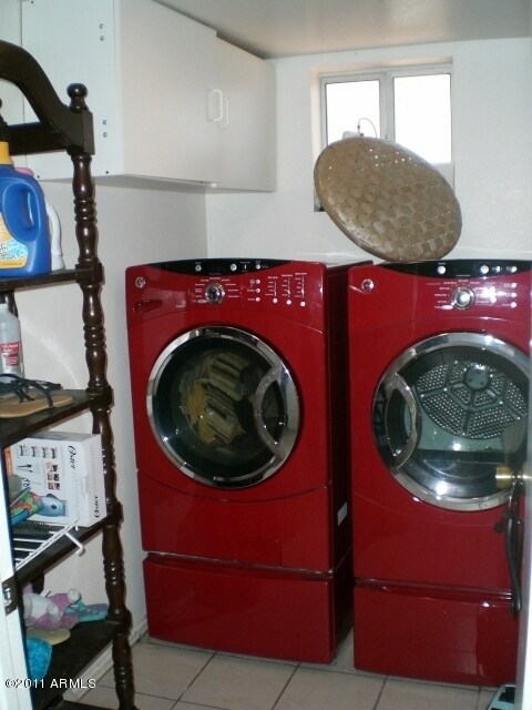 Laundry room w/built in cabinets