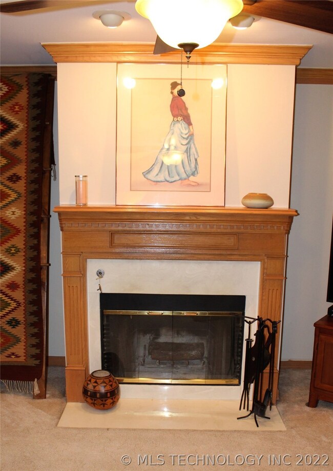 Nice wood burning fireplace with gas starter.