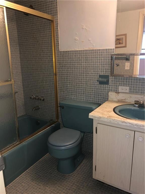 ***MASTER BATHROOM W/TUB AS WELL***