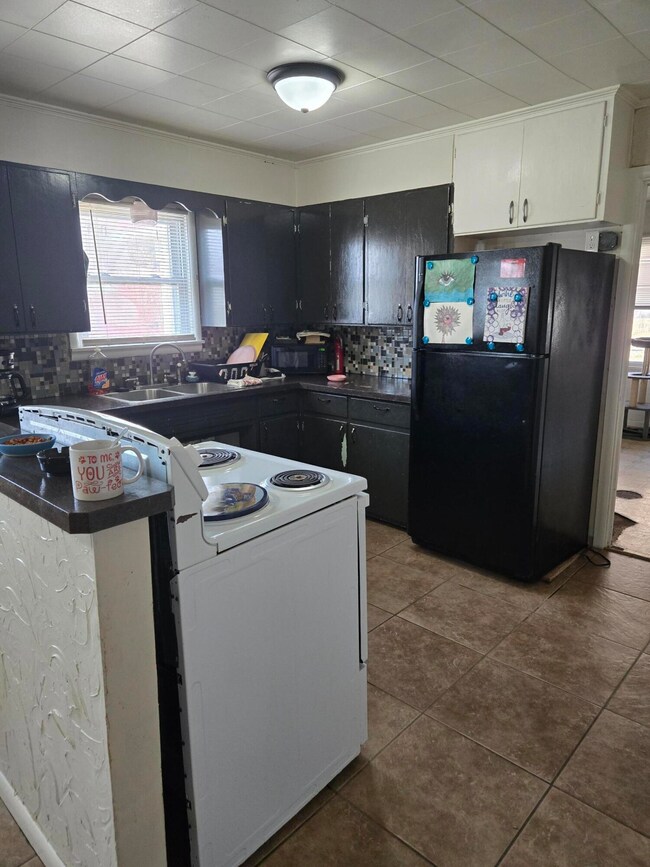 611 S Harrison Ave, Aurora, MO 65605 - photo 6