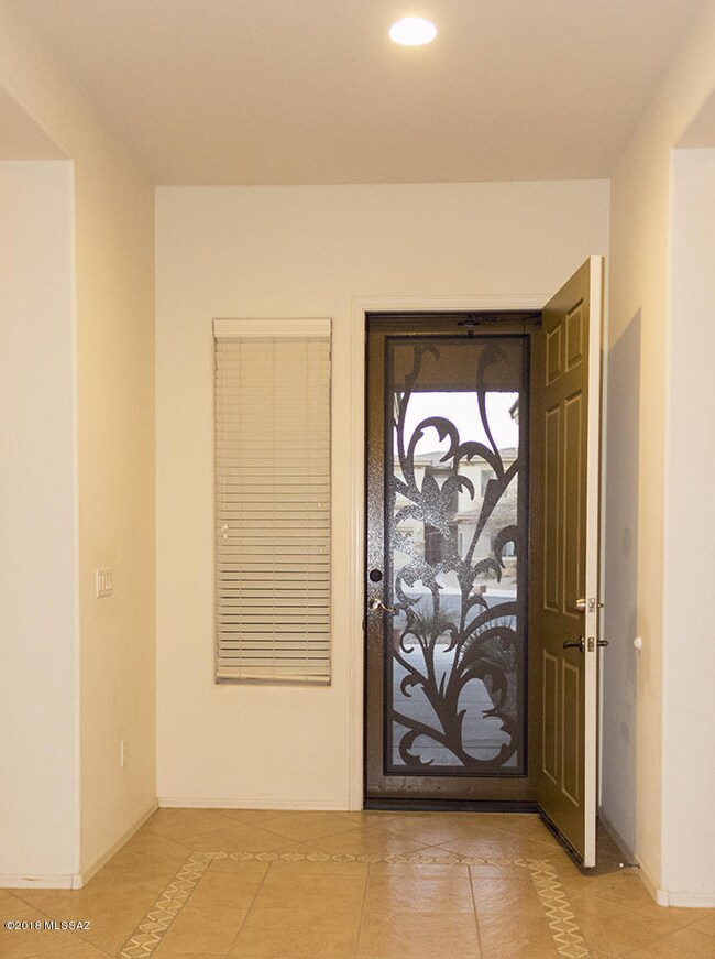 FrontDoorEntryway_F37A5454