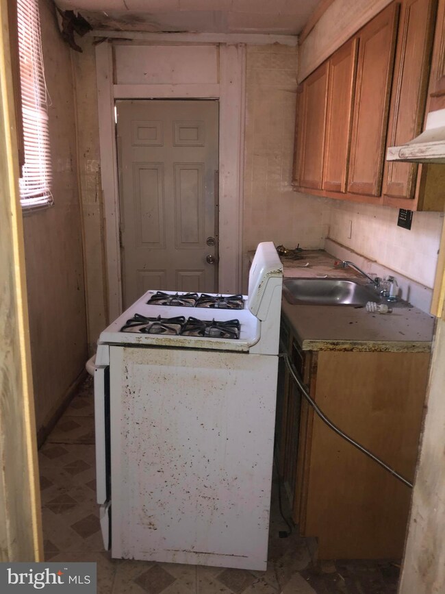 2724 The Alameda, Baltimore, MD 21218 - photo 4