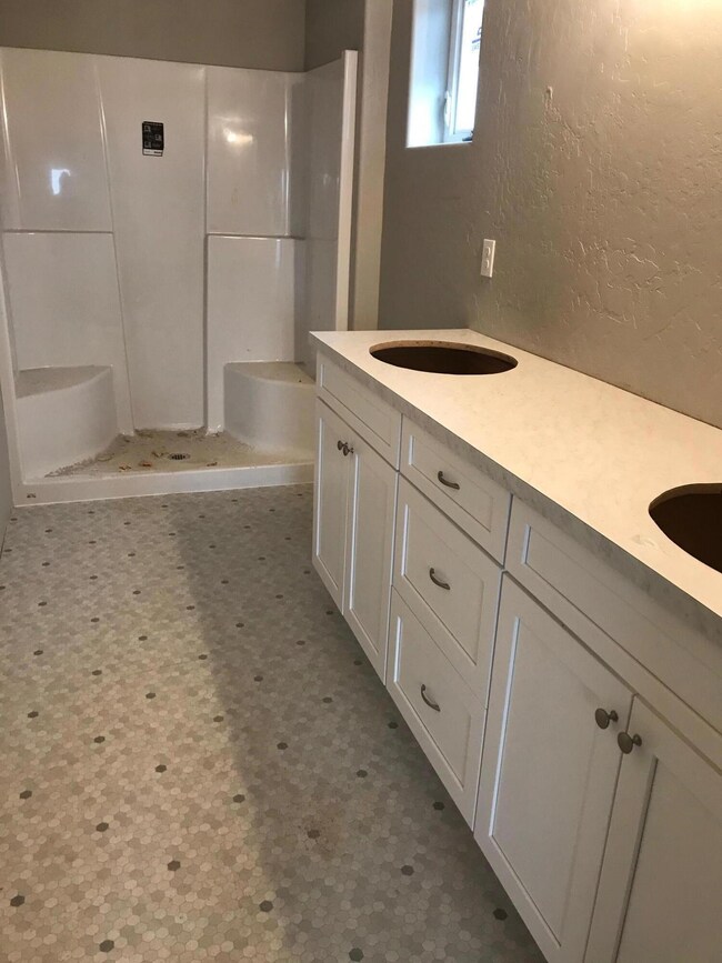 5634 Lujack master bath
