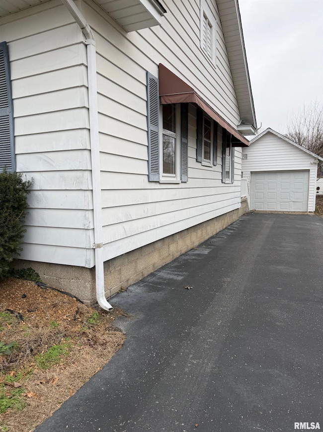 510 N Maple St, Benton, IL 62812 - photo 2