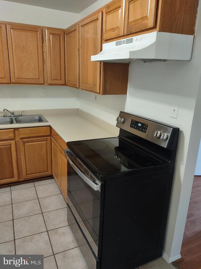 9626 Lindenbrook St, Fairfax, VA 22031 - photo 3