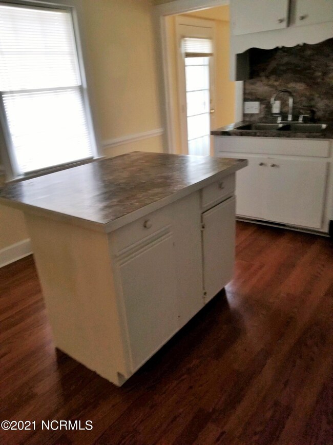 moveable kitchen island with eat in bar