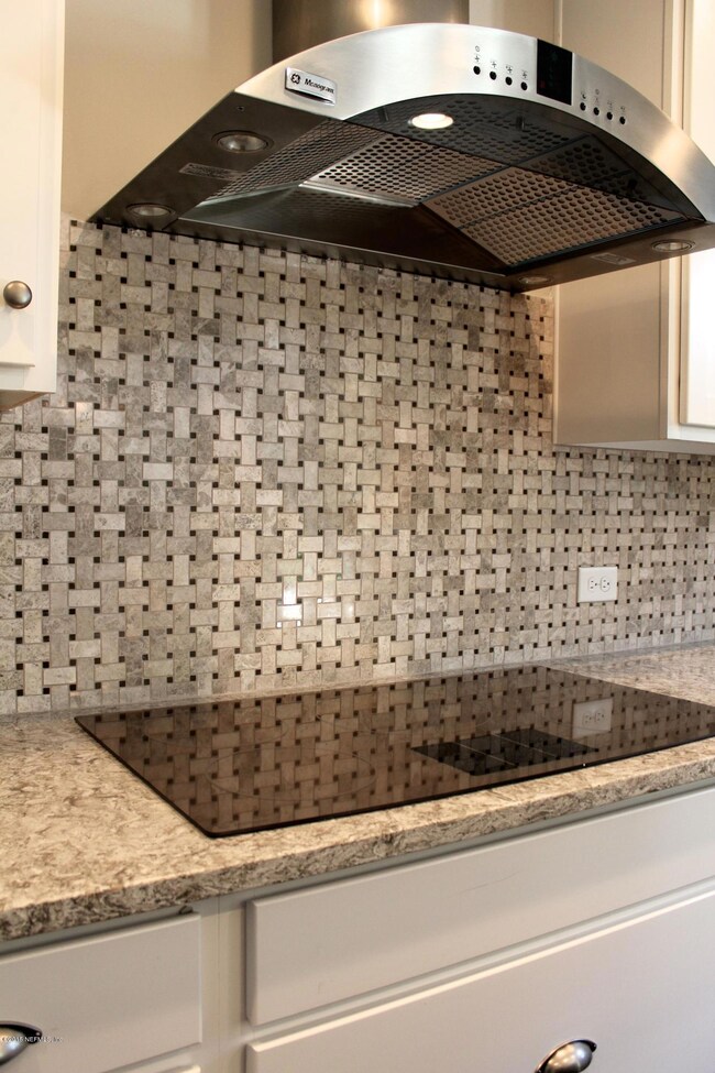 Stylish backsplash w/cooktop