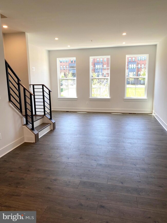 11238 Bunsen St, Reston, VA 20190 - photo 4