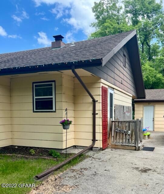 1015 S 10th St, Grand Forks, ND 58201 - photo 2