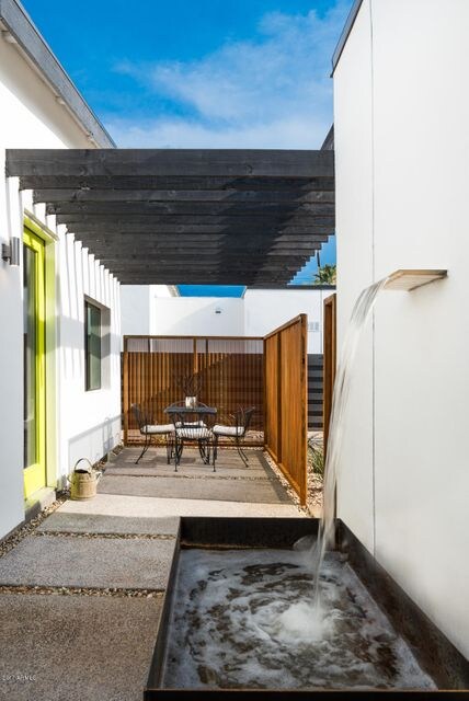 2307 N 29th St - Courtyard