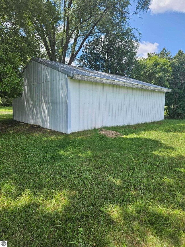 405 E Main St, Hale, MI 48739 - photo 2