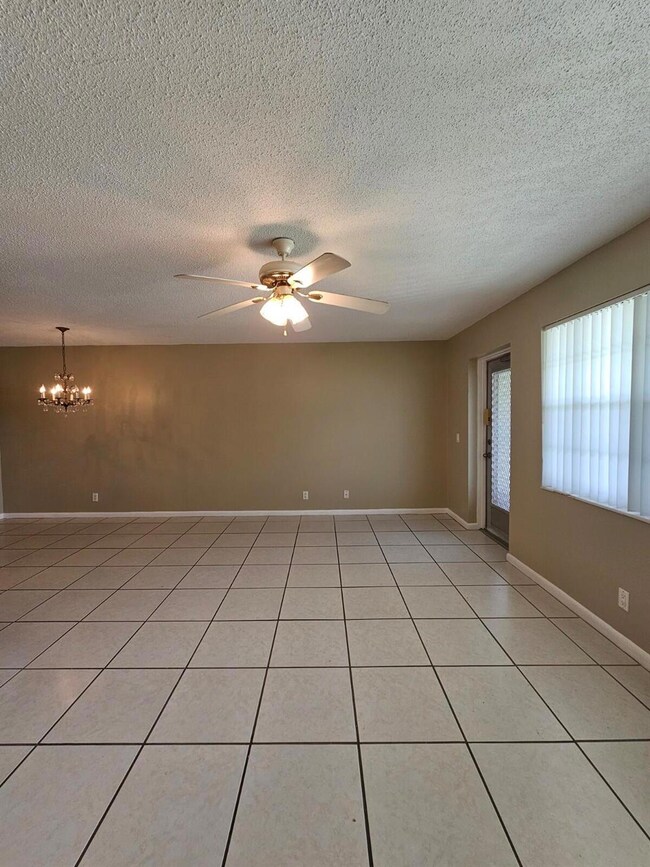 289 Camden L, West Palm Beach, FL 33417 - photo 3