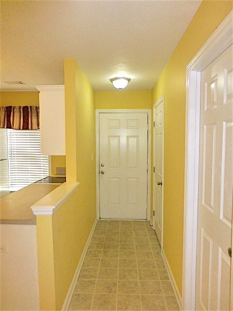 FOYER WITH COAT CLOSET/PANTRY