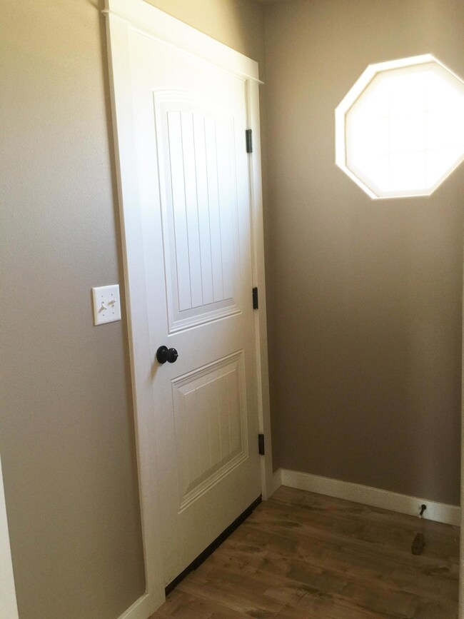 Entry from Garage<|><|>