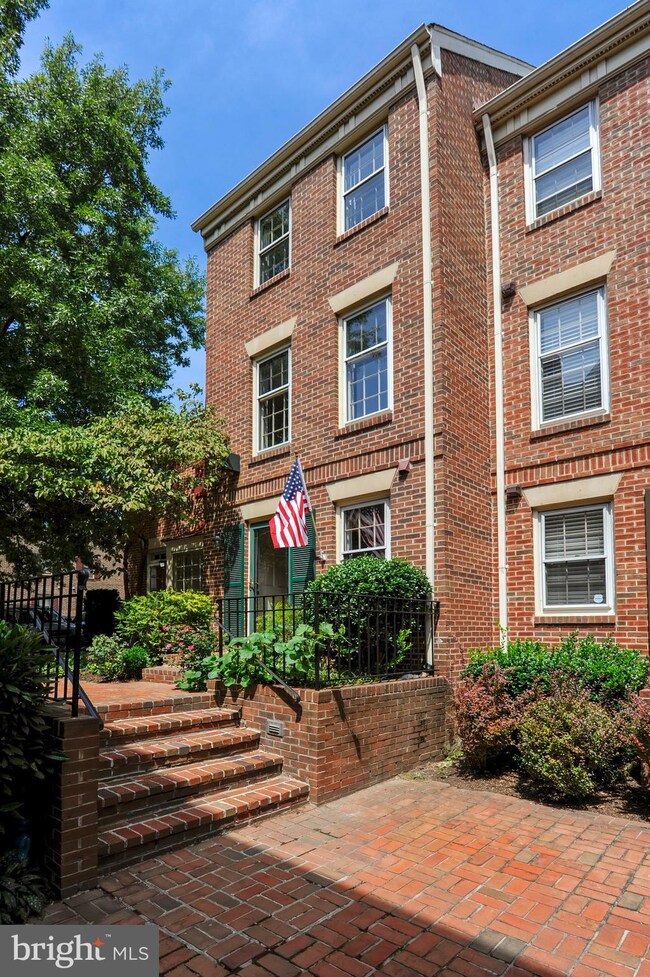 1215 Michigan Ct, Alexandria, VA 22314 - photo 2